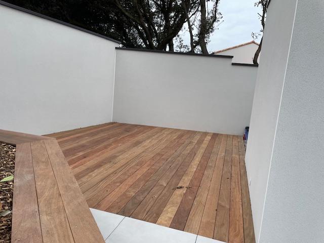 Terrasse béton avec revêtement en bois