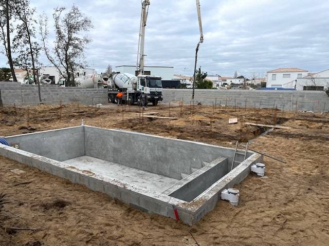 montage d’une piscine en béton-min